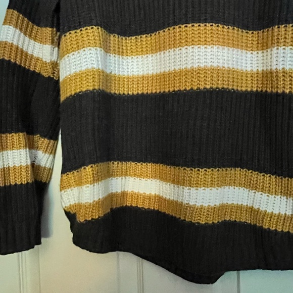 Ladies, SO slightly use large acrylic sweater from a smoke rehome - Picture 2 of 5